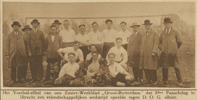 870472 Groepsportret van het voetbalelftal van het tijdschrift 'Groot Rotterdam', dat een vriendschappelijke wedstrijd ...